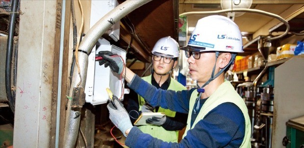 LS전선 직원들이 지난해 10월 국내 한 전통시장에서 전기 안전점검 활동을 하고 있다. LS  제공 
