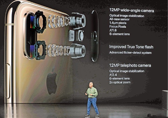 미국 캘리포니아 쿠퍼티노의 애플 본사에서 지난 12일 열린 신제품 발표회에서 필 실러 애플 마케팅 수석부사장이 아이폰ⅩS에 탑재된 카메라 기능을 소개하고 있다.  /연합뉴스