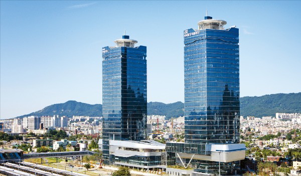 한국철도시설공단 대전 본사(오른쪽) 전경.  /한국철도시설공단 제공 