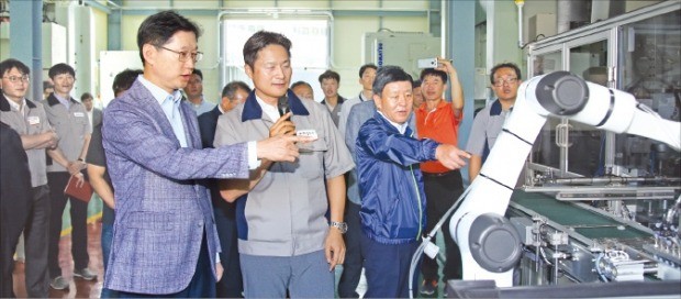 김경수 경남지사(왼쪽)가 지난달 21일 경남 김해시의 스마트공장 구축 기업인 신신사를 방문해 애로사항을 듣고 있다.  /경상남도  제공 