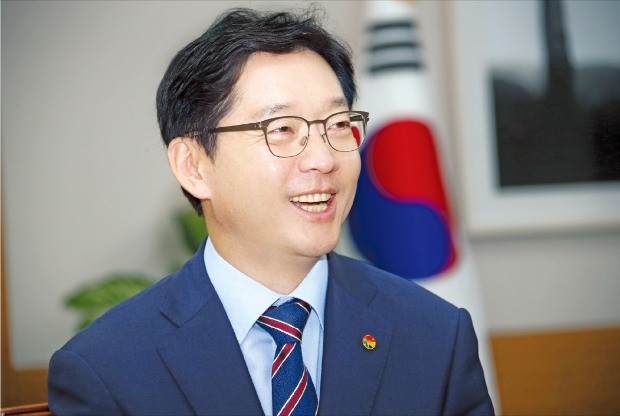 김경수 경남지사는 17일 한국경제신문과의 인터뷰에서 “2020년까지 스마트공장 2000개를 구축하는 제조업 혁신을 통해 위기에 처한 경남 경제를 살리겠다”고 말했다.  /경상남도 제공 