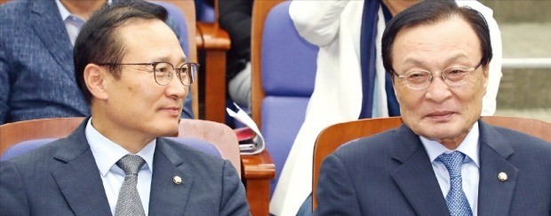 이해찬 더불어민주당 대표(오른쪽)와 홍영표 원내대표가 17일 국회에서 열린 의원총회에서 함께 앉아 있다.  /연합뉴스