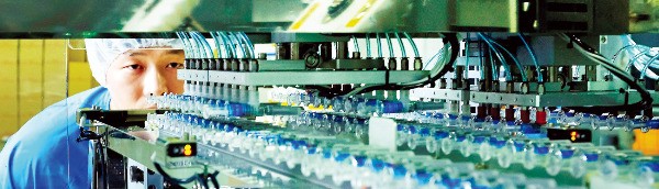  SK바이오사이언스 직원이 경북 안동에 있는 백신 생산 공장 ‘L하우스’에서 생산라인을 살펴보고 있다.  /SK바이오사이언스 제공
 