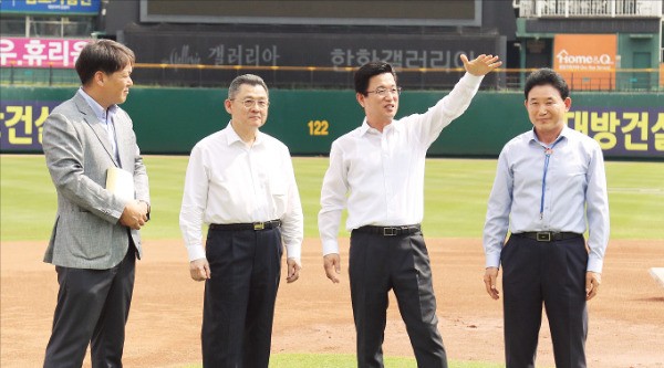 허태정 대전시장(왼쪽 세 번째)이 지난달 9일 대전 야구장을 찾아 김신연 한화이글스 대표(두 번째), 박용갑 대전 중구청장(네 번째)과 함께 현장 점검을 하고 있다.  /대전시 제공 