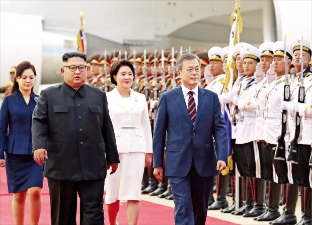 < 北 의장대 사열 > 문재인 대통령과 부인 김정숙 여사가 18일 오전 평양 순안공항에 도착한 뒤 김정은 북한 국무위원장, 부인 이설주와 함께 인민군 의장대를 사열하고 있다. /평양사진공동취재단=허문찬 기자 sweat@hankyung.com 