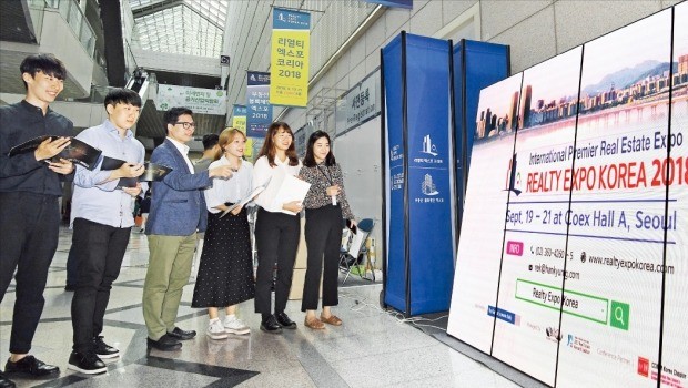 올해로 4회째를 맞은 한국경제신문사 주최 국제 부동산 박람회인 ‘리얼티 엑스포 코리아’ 개막을 앞두고 실무자들이 18일 서울 삼성동 코엑스A홀에서 행사장 점검을 하고 있다. 세계 첫 부동산 분야 블록체인 박람회 ‘부동산 블록체인 엑스포 2018’과 동시에 열리는 이 박람회는 19~21일 3일간 열린다. /강은구 기자 egkang@hankyung.com 