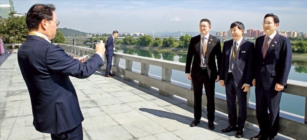 < ‘디카 회장님’ 최태원 “내가 찍어줄게” > 대동강이 내려다보이는 평양 옥류관에서 오찬에 앞서 최태원 SK 회장(왼쪽)이 이재용 삼성전자 부회장(오른쪽부터), 이재웅 쏘카 대표, 구광모 LG 회장의 기념사진을 찍어주고 있다. /평양사진공동취재단=허문찬 기자 sweat@hankyung.com 