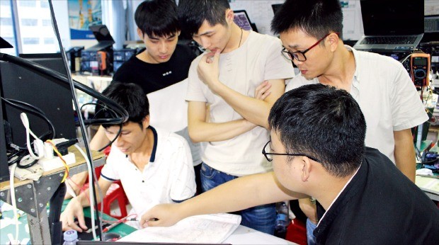 중국 선전의 완퉁기술직업학교에서 신입생들이 강사로부터 스마트폰 부품의 위치와 기능을 교육받고 있다.  선전=노경목 특파원 