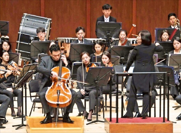 첼리스트 송영훈이 20일 부산문화회관에서 열린 ‘부산시민음악회’에서 여자경 객원지휘자의 지휘 아래 한경필하모닉오케스트라와 협연하고 있다. /부산=신경훈 기자 khshin@hankyung.com 