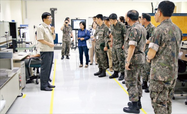 군수사령부 장병 70여 명이 지난해 7월 현대글로비스 아산KD센터를 방문해 자동차 반조립 부품 유통과정을 살펴보고 있다. 