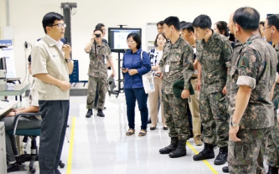 현대글로비스, 군수물류 선진화 앞장… 운전병 안전용품 지급