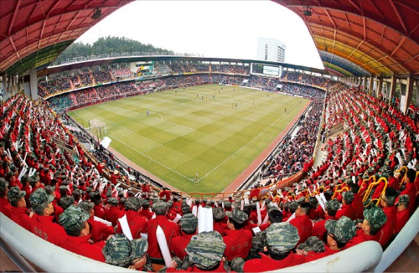포스코가 초청한 해병1사단 장병들이 프로축구팀 포항스틸러스의 경기를 참관하고 있다.

 