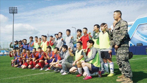 현대오일뱅크 임직원들이 해병대원들과 축구 경기 후 기념사진을 찍고 있다. 
 