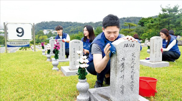 효성그룹 임직원이 국립서울현충원에서 묘역 정화 활동을 펼치고 있다.   