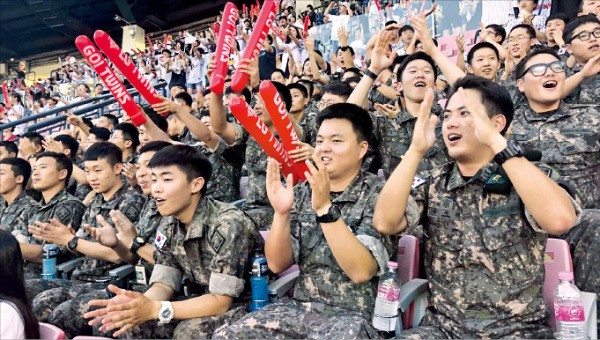 육군 제2기갑여단 장병들이 지난 7월20일 서울 잠실야구장에서 열띤 응원을 펼치고 있다.
 