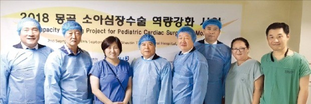 정병성 한국로타리 3600지구 총재(왼쪽 네 번째), 김창권 전 총재(다섯 번째)가 몽골 소아 심장병 수술사업에 참여한 한국·몽골 의료진과 기념촬영하고 있다.  /한국로타리 제공 