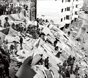 1970년 4월8일 붕괴한 와우지구 시민아파트 현장. 새벽 6시30분 발생한 사고로 33명이 사망했다.  /국가기록원 제공 
