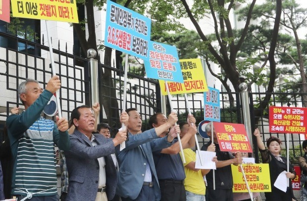 흑산도 주민들이 7일 오후 서울 종로구 도렴동 외교부 청사 앞에서 결의대회를 열고 흑산도 공항 조기착공을 촉구하고 있다. 연합뉴스