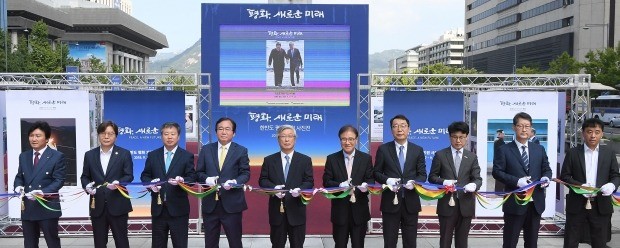 (왼쪽부터)이동희 한국사진기자협회장, 이근영 한국인터넷신문협회장, 정규성 한국기자협회장, 이하경 한국신문방송편집인합회장, 이병규 한국신문협회장, 민병욱 한국언론진흥재단 이사장, 윤영찬 국민소통수석, 진성준 서울시 정무부시장, 조성부 연합뉴스 사장, 류지열 한국피디연합회장.