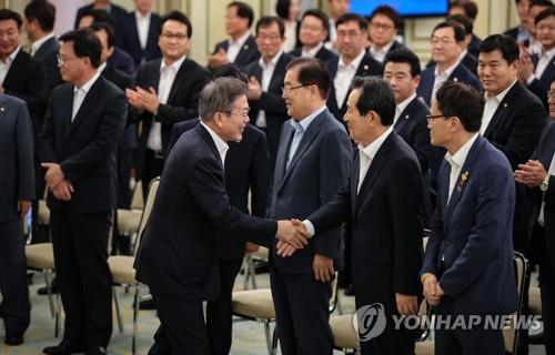 문대통령 "강력한 적폐청산으로 정의 한국 만드는 게 시대정신"