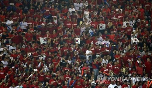 [아시안게임] 남자축구 첫 '결승 한일전'… 응원은 붉은 물결이 압도