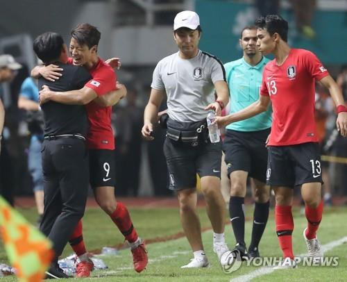 [아시안게임] 남자축구 2연패 일군 김학범 감독 "8강전 때 가장 힘들었다"