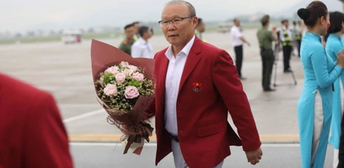 "영웅이 돌아왔다" 박항서호 귀환에 베트남 수도 하노이 '들썩'