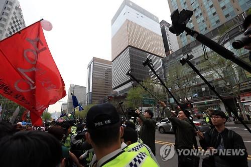 헌재, 집회참가자 근거리 촬영 '합헌'… 다수의견은 "촬영 위헌"