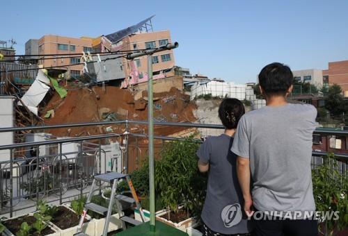 유치원 학부모들 "붕괴 전부터 균열 조짐… 예견된 인재"