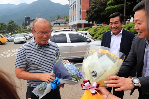 박항서 감독 고향 산청에 금의환향… "따뜻한 환영에 감사"