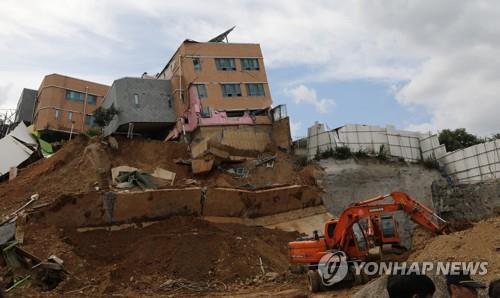 '붕괴위기' 상도유치원 내일 철거시작… 건물 아래 흙채우기 작업