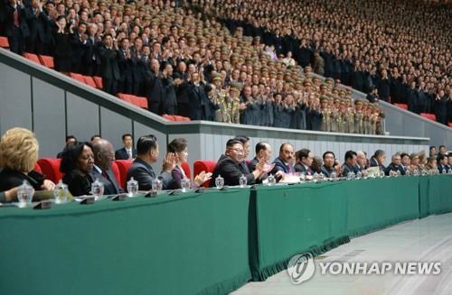 베일 벗은 北집단체조… 드론 퍼포먼스에 남북정상회담도 방영