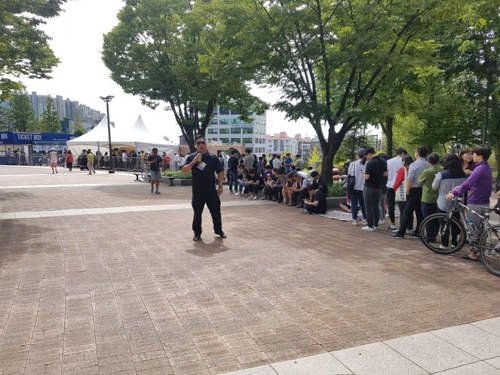 '칠레전 보자!' 축구팬 오전부터 입장권 줄서기… 암표상도 등장