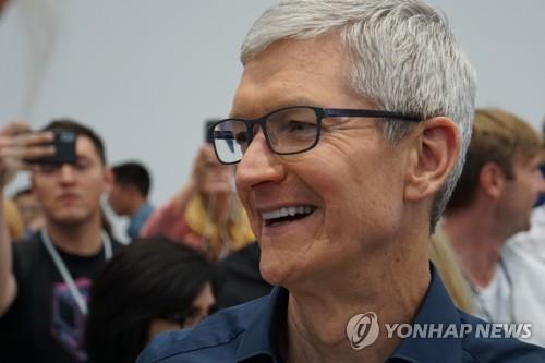 쿡 애플 CEO, 아이폰 비싼 가격에 "기꺼이 지불할 사람들 있다"