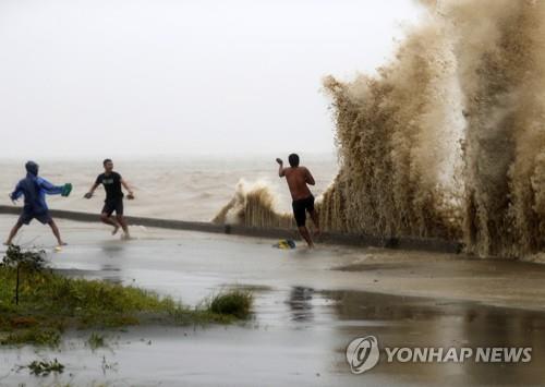 "종말 느꼈다" 태풍 망쿳에 필리핀 북부 초토화…최소 29명 사망