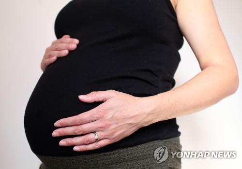 "엄마가 들이마신 초미세먼지 태반까지 이동" 英 연구