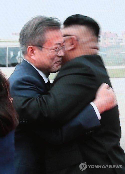 [평양정상회담] 문대통령-김위원장, 뜨거운 포옹으로 재회