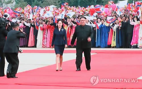 [평양정상회담] 北리설주 환영식 나와 김정숙 여사와 손맞잡아