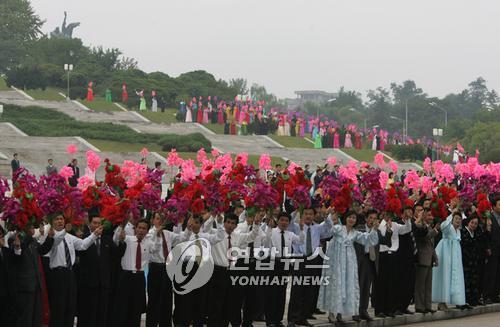 [평양정상회담] 北주민 손에 들린 한반도기·인공기… "절제된 환영"