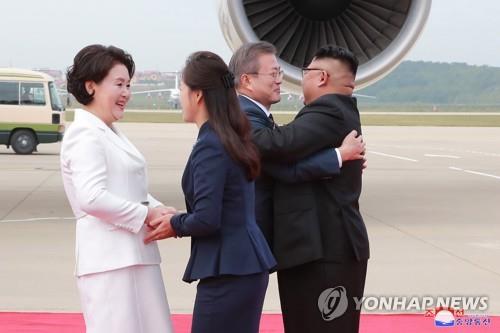 [평양정상회담] 北신문, 文대통령 방북 대서특필… "뜨겁게 포옹" 강조