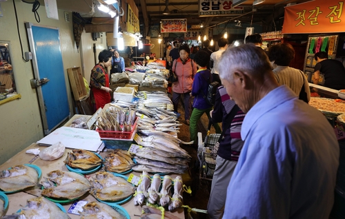 "찾는 사람 없고 가격까지 올라 죽을 맛"… 전통시장 상인들 한숨