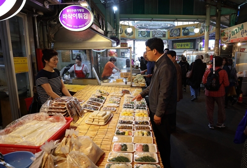 "찾는 사람 없고 가격까지 올라 죽을 맛"… 전통시장 상인들 한숨