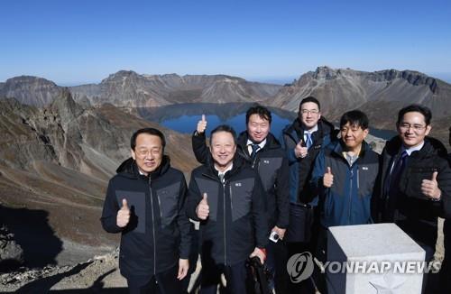 [평양정상회담] 백두산 오른 재계 총수들 입은 K2재킷 '눈길'