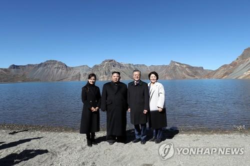 北, 남북정상 백두산행 보도… "민족사에 특기할 역사적 사변"