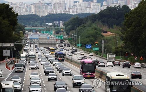 고속도로 정체 풀려… "내일 새벽 4시부터 하행선 다시 정체"