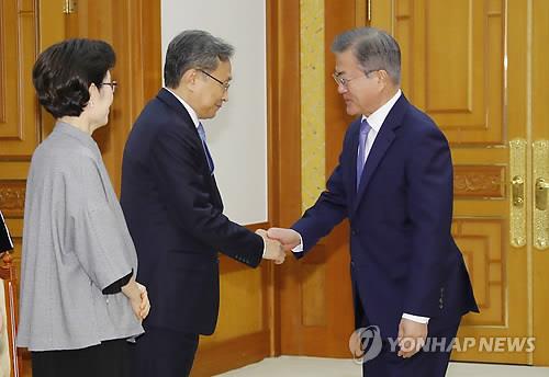 문 대통령, 정경두 장관에 "국방개혁 완수·남북합의 이행 역할"