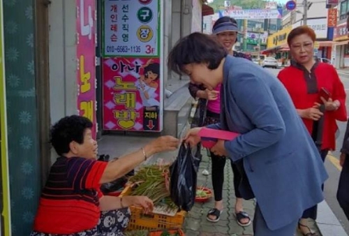 양산 재래시장 찾은 김정숙 여사… 장바구니에 호박속·쪽파