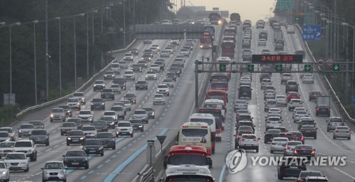 '고향 품으로'… 추석 전날 전국 기차역·터미널 북새통