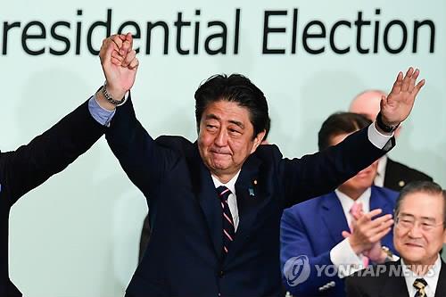 아베 내각 지지율 7%p 오른 55%… "개헌안 서둘러선 안돼" 68%