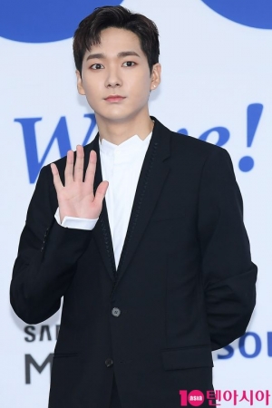 [TEN PHOTO] 뉴이스트W 아론 &#39;잘생긴 눈빛&#39;